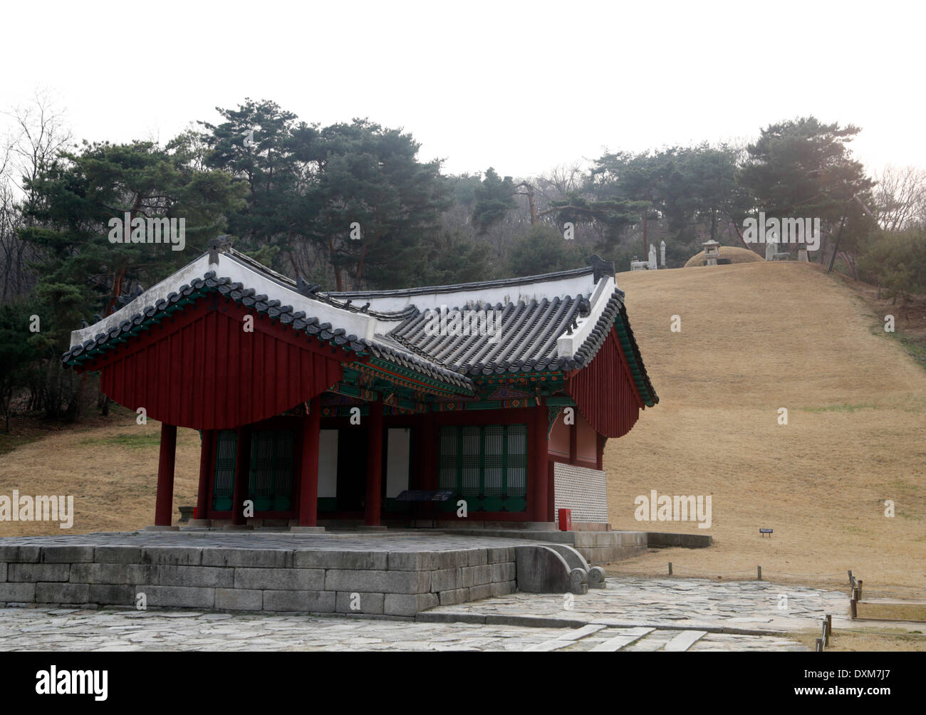 Séoul, Corée du Sud. 27 mars 2014. Jeongneung tombe royale est vu, Séoul, Corée du Sud, le jeudi 27 mars, 2014. La tombe royale est le tombeau de la Reine Consort, Sindeok la seconde épouse du roi Taejo, fondateur de la dynastie Joseon (1392-1910) et a été enregistré comme un patrimoine mondial de l'UNESCO en juin 2009, selon l'Administration du patrimoine culturel de la Corée du Sud. Banque D'Images