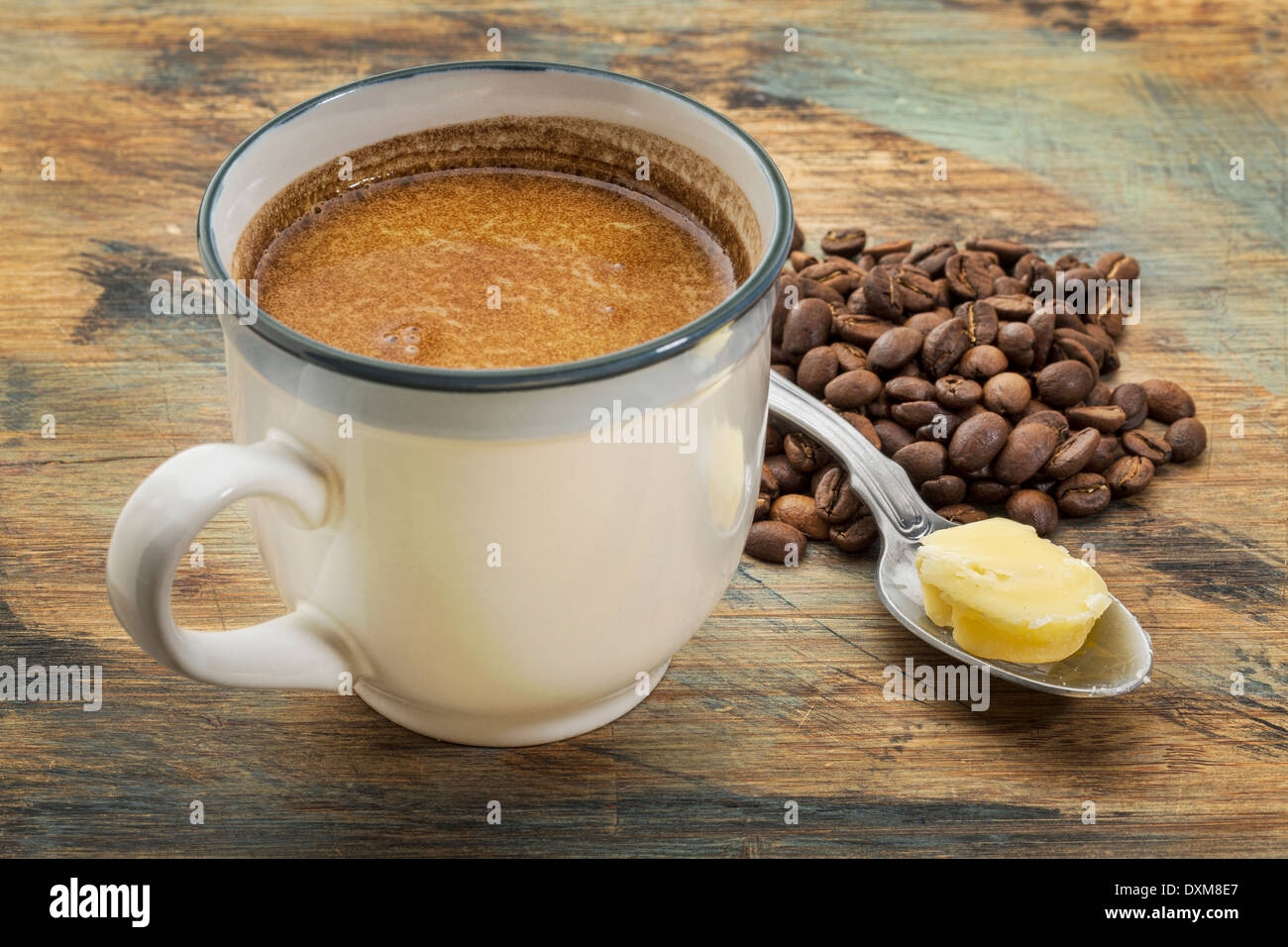 Une tasse de café gras avec du beurre et l'huile de noix de coco - régime cétogène concept Banque D'Images