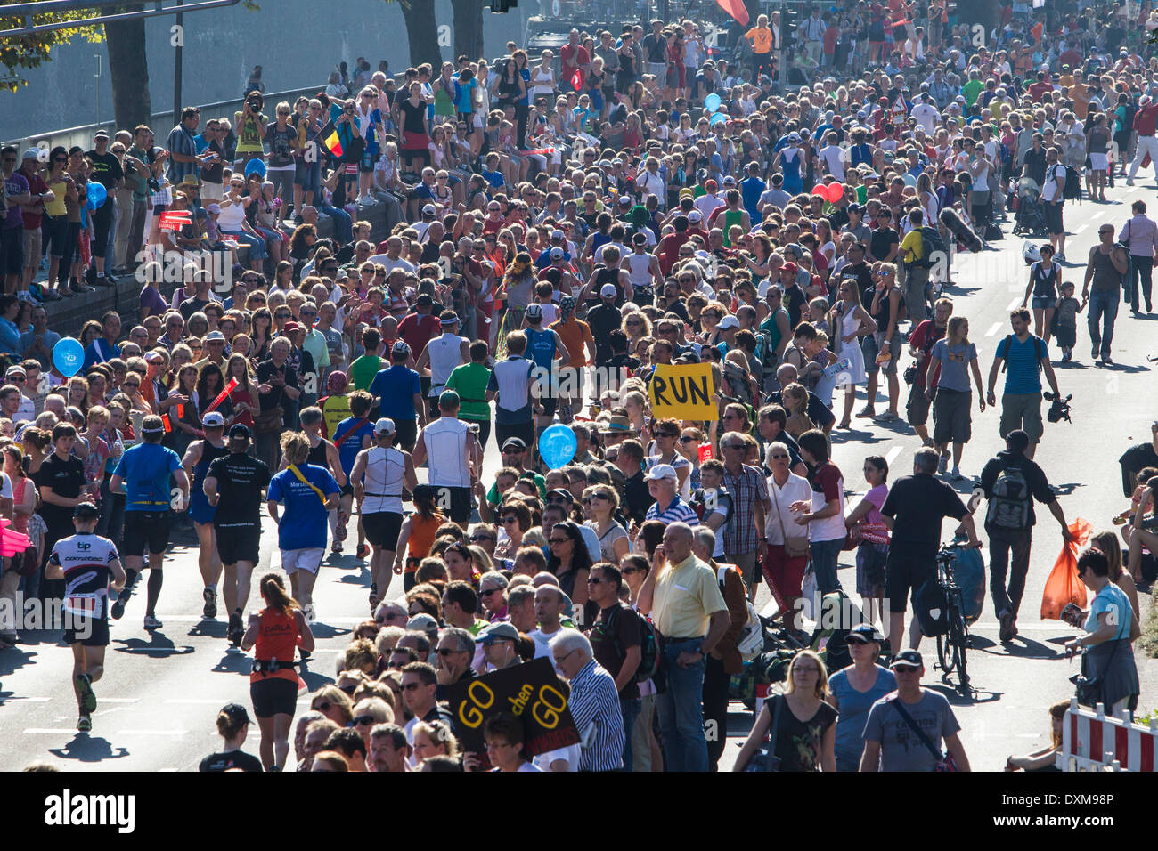 Allemagne, Hambourg, Cologne, coureur de marathon et marathon de Cologne  spectateurs Photo Stock - Alamy