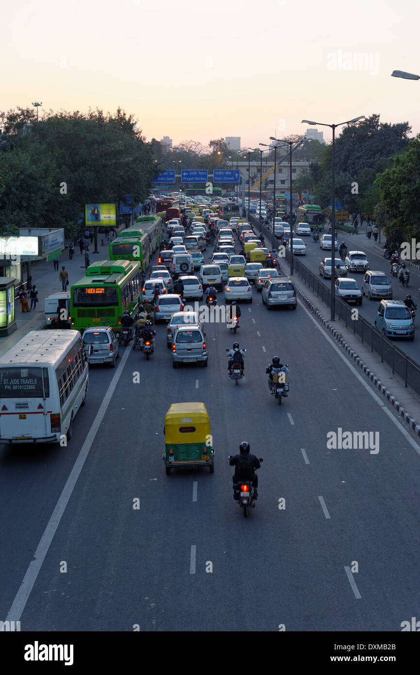 Le trafic avant le coucher du soleil à New Delhi, en Inde. Banque D'Images