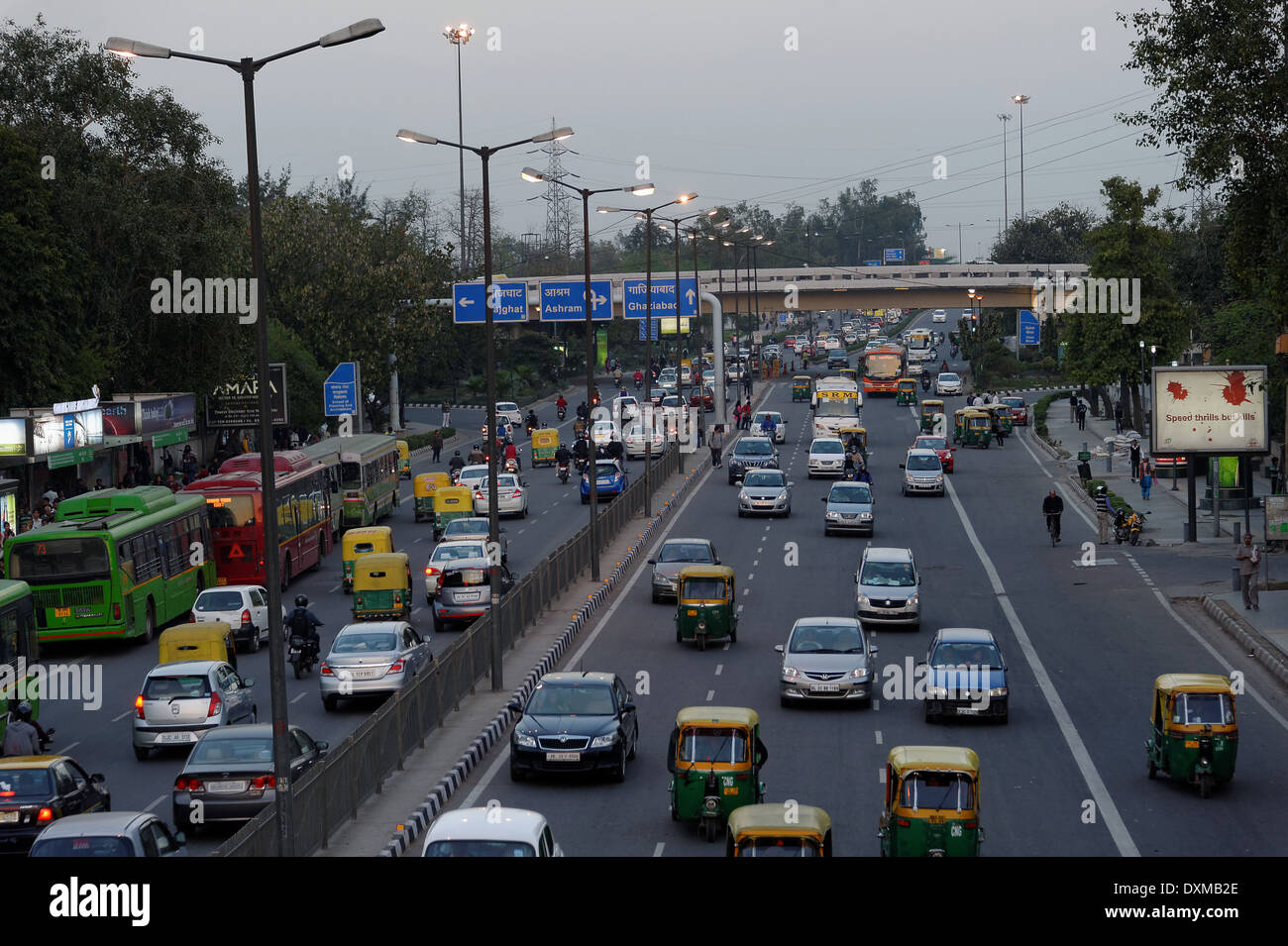 Le trafic avant le coucher du soleil à New Delhi, en Inde. Banque D'Images