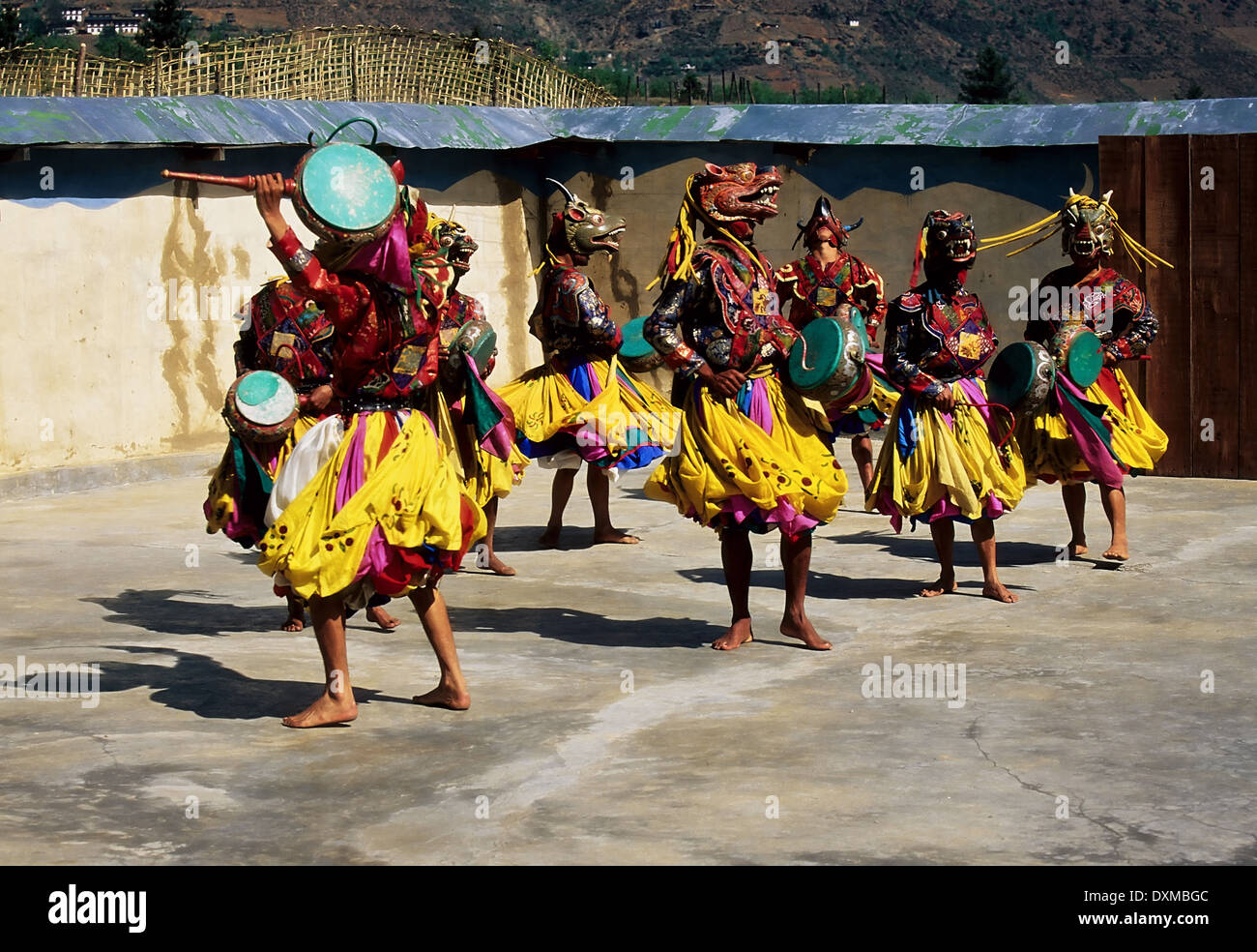 Danseurs costumés à l'affichage de danse traditionnelle à Thimpu, Bhoutan. Image manipulée numériquement Banque D'Images