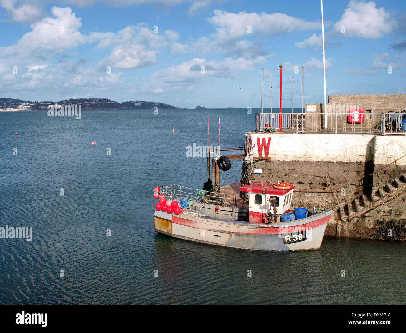 Petit bateau de pêche à la fin de la digue, le port de Paignton, Devon, UK Banque D'Images