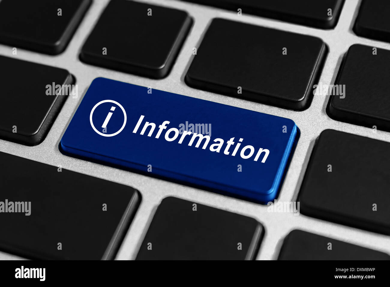 Bouton bleu d'information sur clavier, concept financier d'affaires Banque D'Images