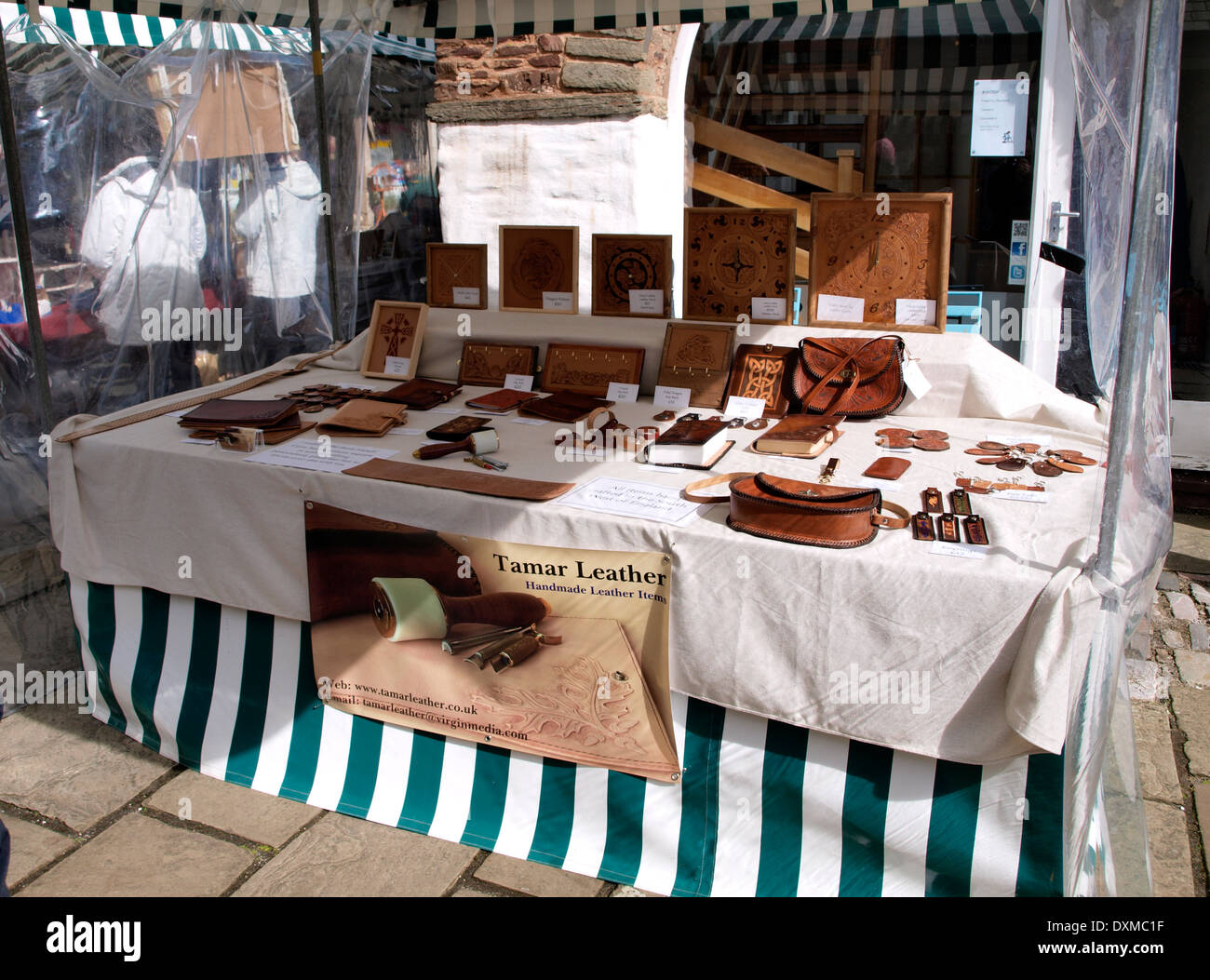 Produits en cuir fait main vendu au marché de Dartmouth, Devon, UK Banque D'Images