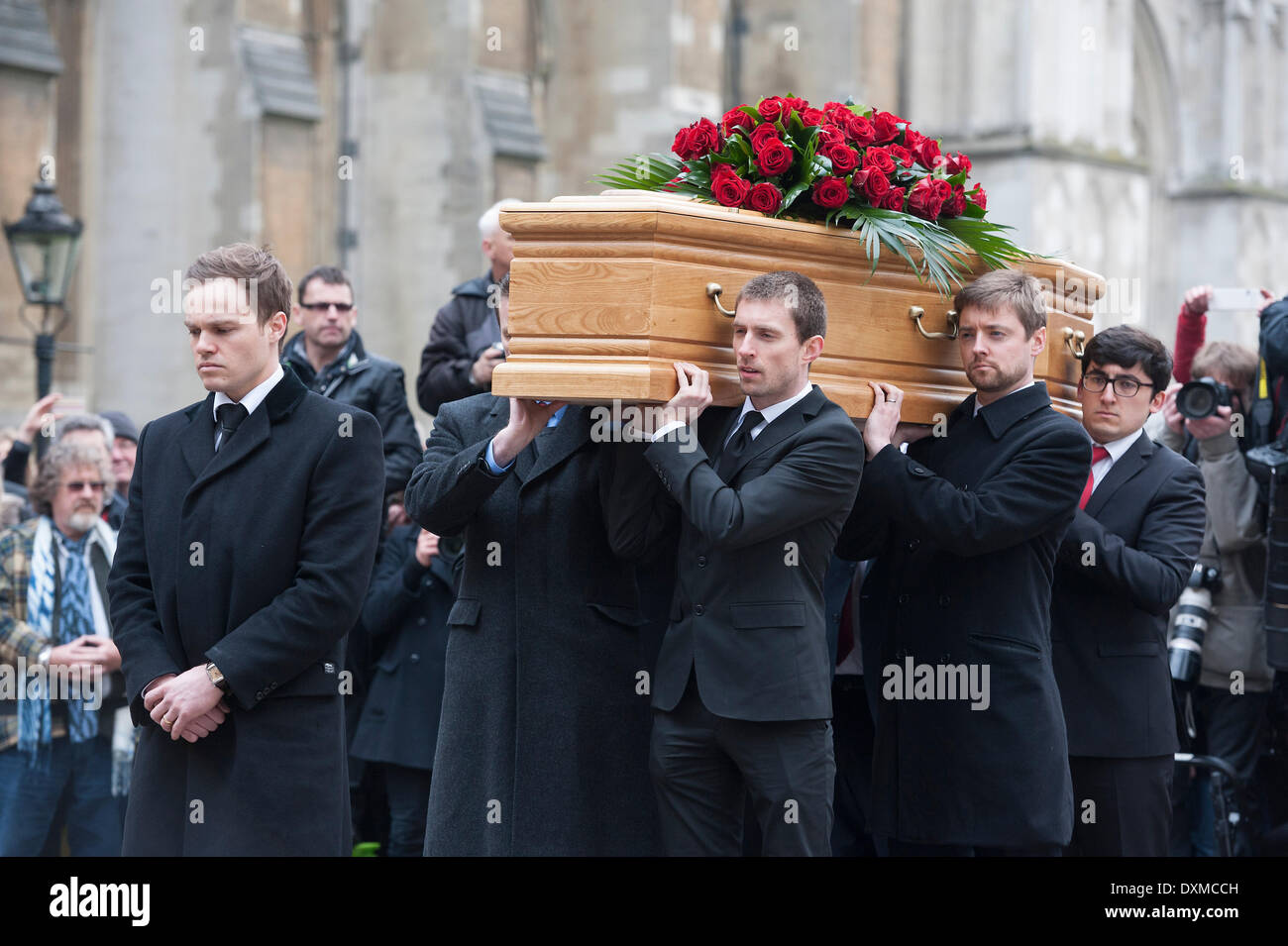London, UK . Mar 27, 2014. Tony Benn's Funeral à 11h à St Margaret's Church, Westminster. Son corps fut transporté dans un corbillard à partir de l'entrée principale du nouveau Palais Cour à 10h45, et a été suivi par des membres de sa famille à pied. La déroute était bordé par des admirateurs. À l'arrivée aux portes qu'il a été porté dans l'église par les membres de la famille (fils et petits-fils). Jeudi 27 mars 2014, Londres, Royaume-Uni. Crédit : Guy Bell/Alamy Live News Banque D'Images