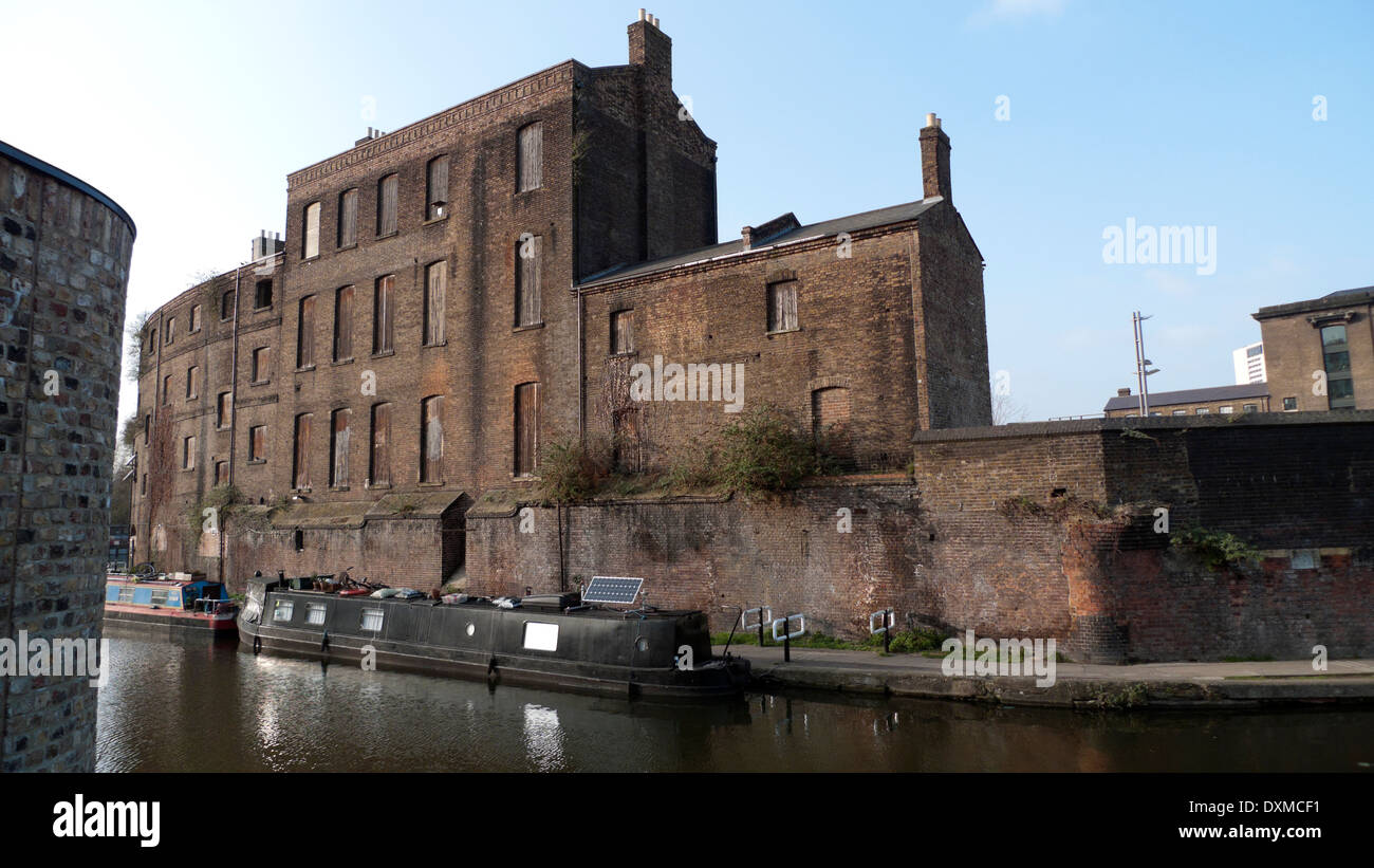 Le poisson et le charbon et de bâtiment de bureaux bateau avec panneau solaire photovoltaïque sur le Regents Canal à Camden à Kings Cross Londres N1 Angleterre KATHY DEWITT Banque D'Images