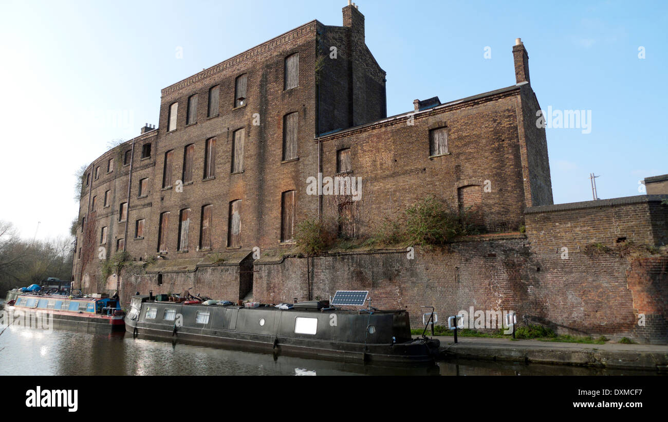 Le poisson et le charbon et de bâtiment de bureaux bateau avec panneau solaire photovoltaïque sur le Regents Canal à Kings Cross Londres N1 Kathy DEWITT Banque D'Images