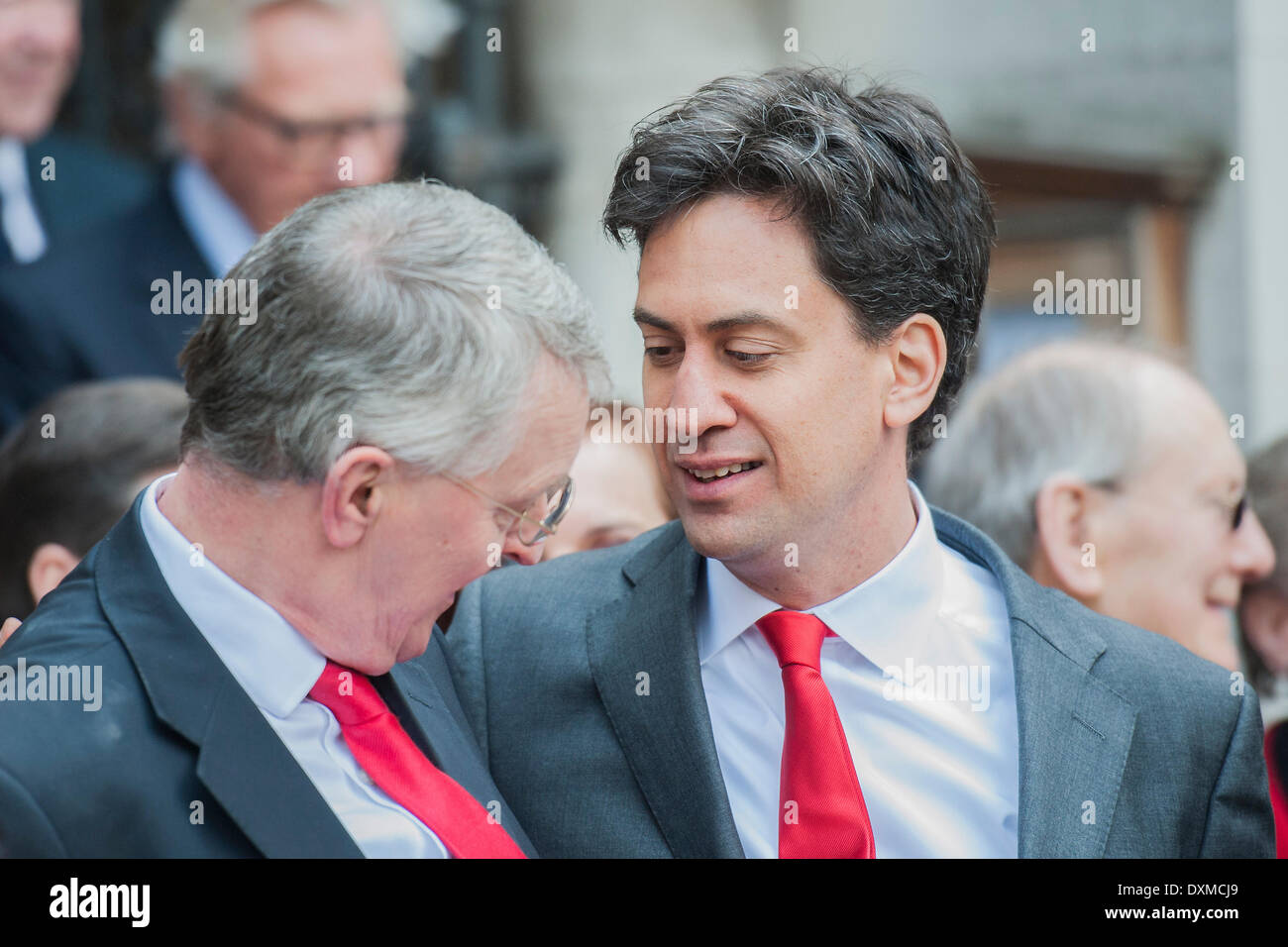 London, UK . Mar 27, 2014. Ed Miliband hugs Hilary Benn après. Tony Benn's Funeral à 11h à St Margaret's Church, Westminster. Son corps fut transporté dans un corbillard à partir de l'entrée principale du nouveau Palais Cour à 10h45, et a été suivi par des membres de sa famille à pied. La déroute était bordé par des admirateurs. À l'arrivée aux portes qu'il a été porté dans l'église par les membres de la famille. Jeudi 27 mars 2014, Londres, Royaume-Uni. Crédit : Guy Bell/Alamy Live News Banque D'Images