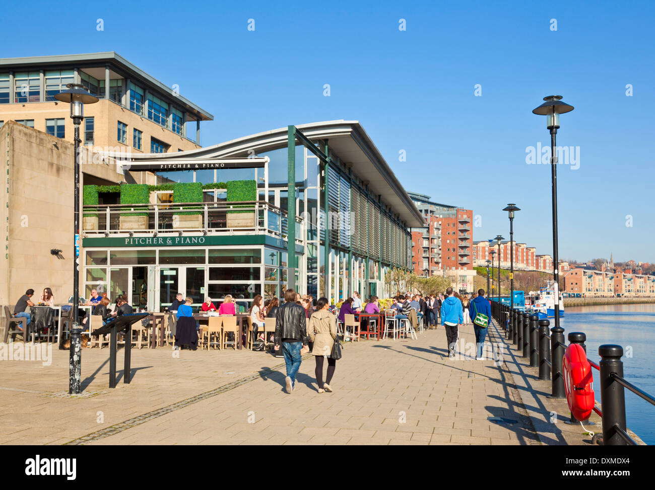Le lanceur et un piano-bar et restaurant sur le quai de Newcastle upon Tyne Tyne et Wear Tyneside, Angleterre Royaume-uni GB EU Europe Banque D'Images