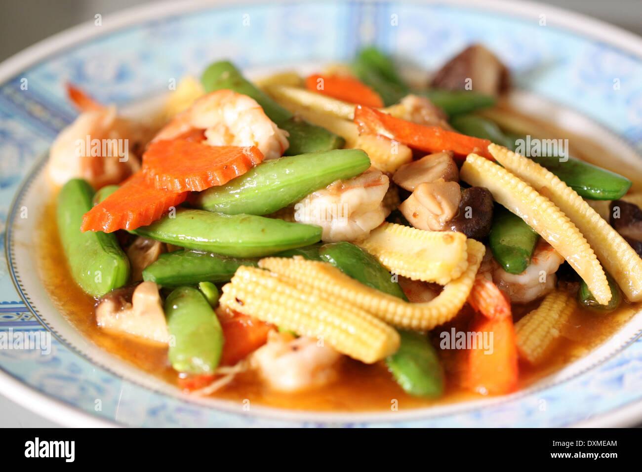 Légumes sautés aux crevettes dans le plat. Banque D'Images