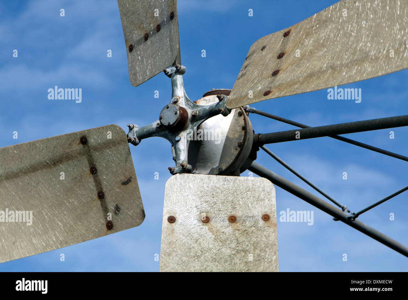 Close-up du quatre voiles d'une pompe éolienne, une sorte de moulin à vent utilisé pour le pompage de l'eau. Banque D'Images