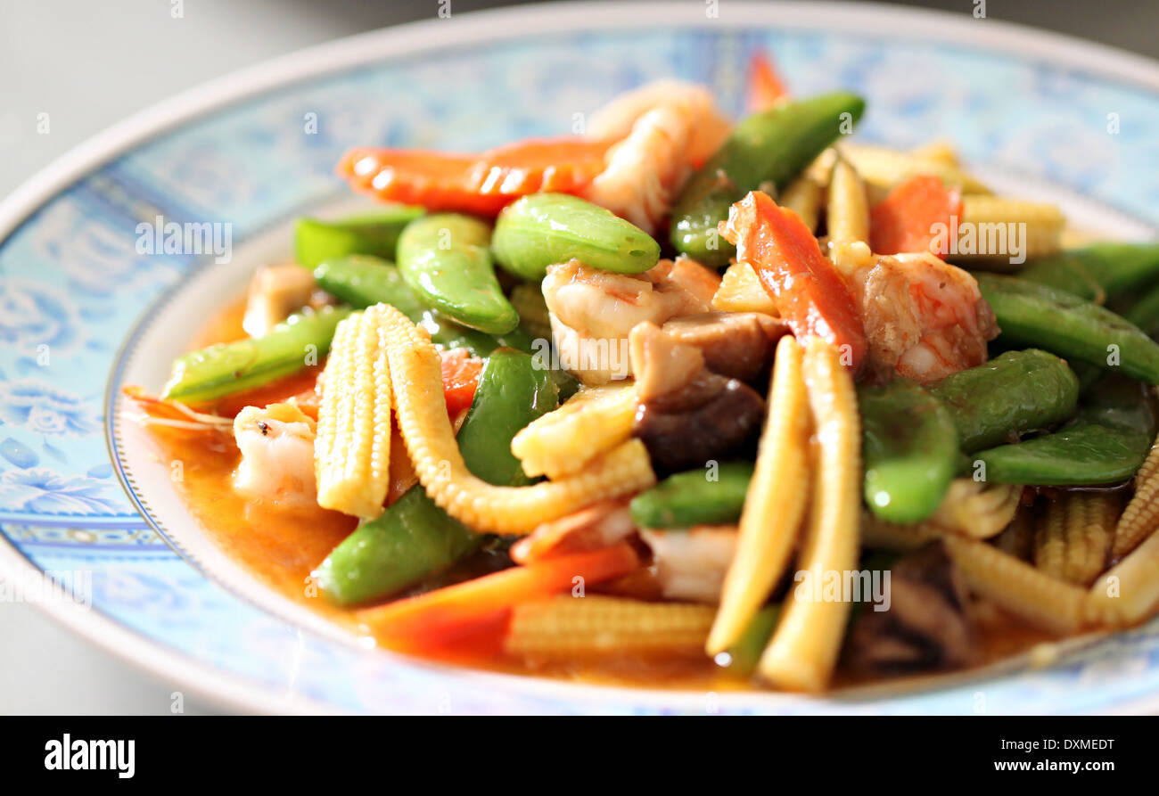 Légumes sautés aux crevettes dans le plat. Banque D'Images