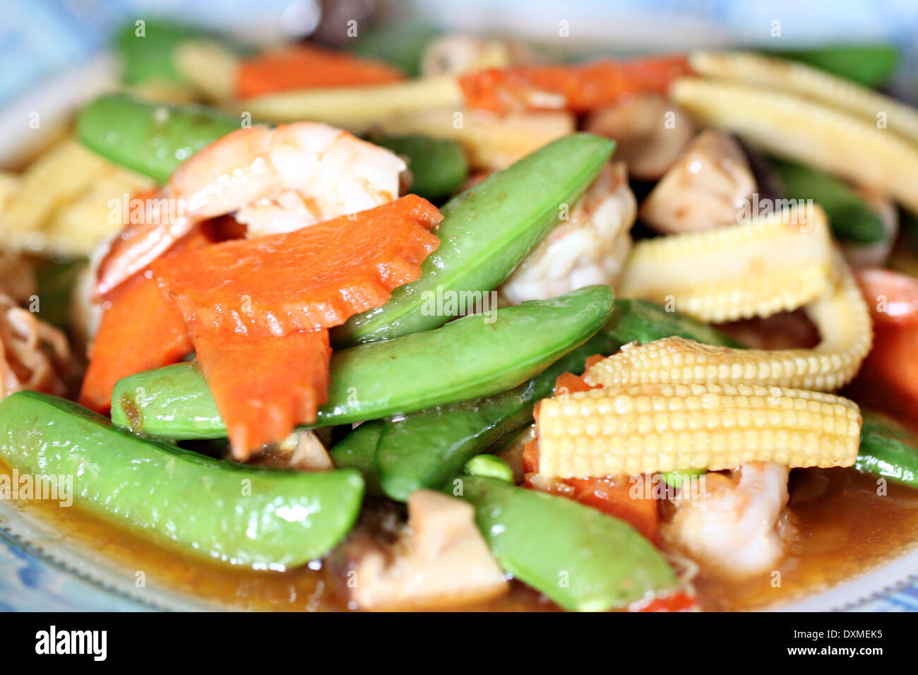 Légumes sautés aux crevettes dans le plat. Banque D'Images