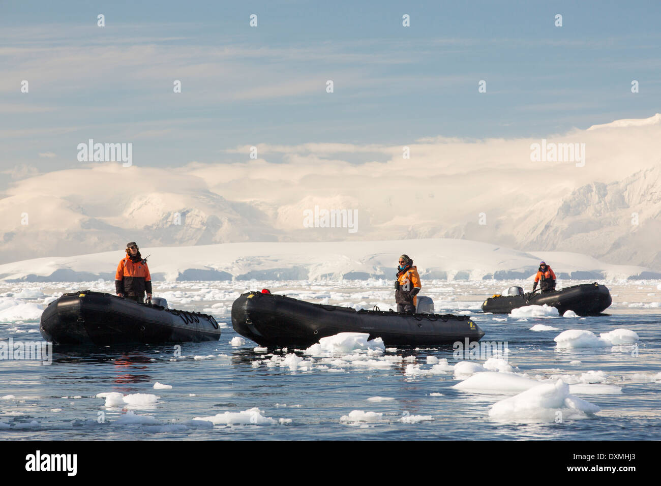Les membres d'une croisière expédition en Antarctique dans un Zodiak dans Fournier Bay dans le détroit de Gerlache sur la péninsule antarctique. Banque D'Images