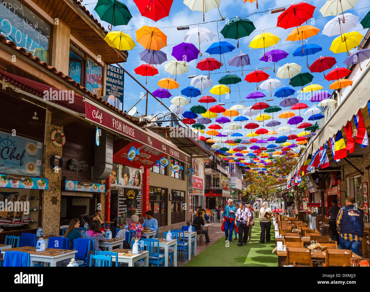 Restaurants sur la rue parapluie (2 Inonu Caddesi), Kaleici, Antalya, Turquie Banque D'Images