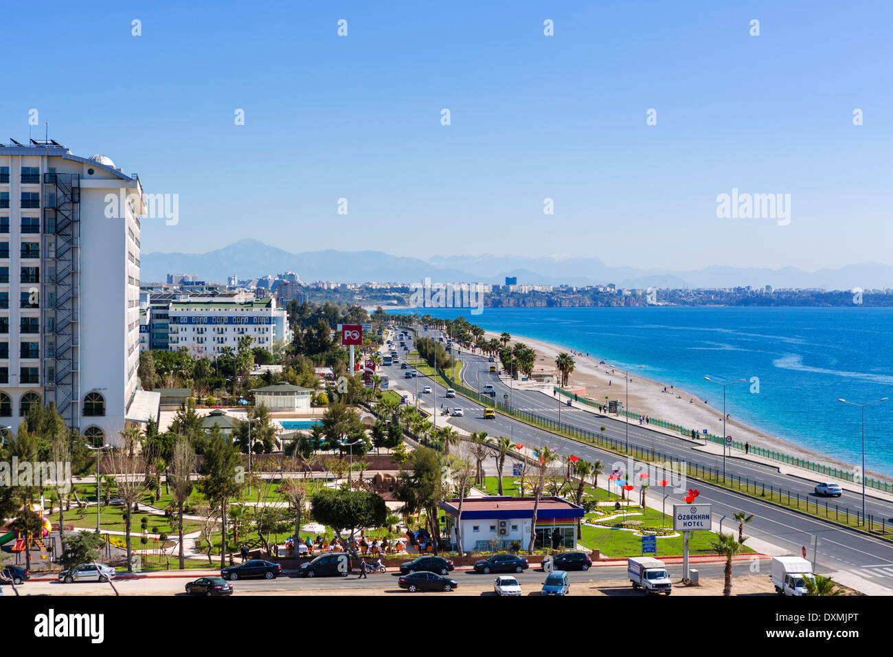 Afficher le long de la plage de Konyaalti en direction du centre-ville, Antalya, Turquie Banque D'Images