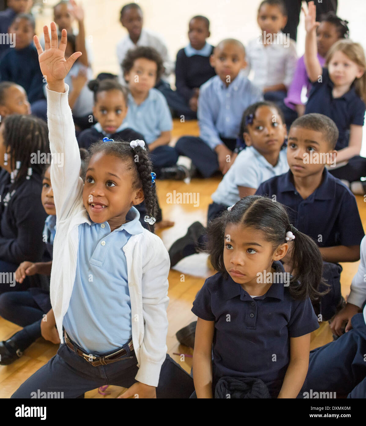 La maternelle et les premières élèves de l'école élémentaire Chrysler poser des questions après un auteur a lu son livre pour enfants. Banque D'Images