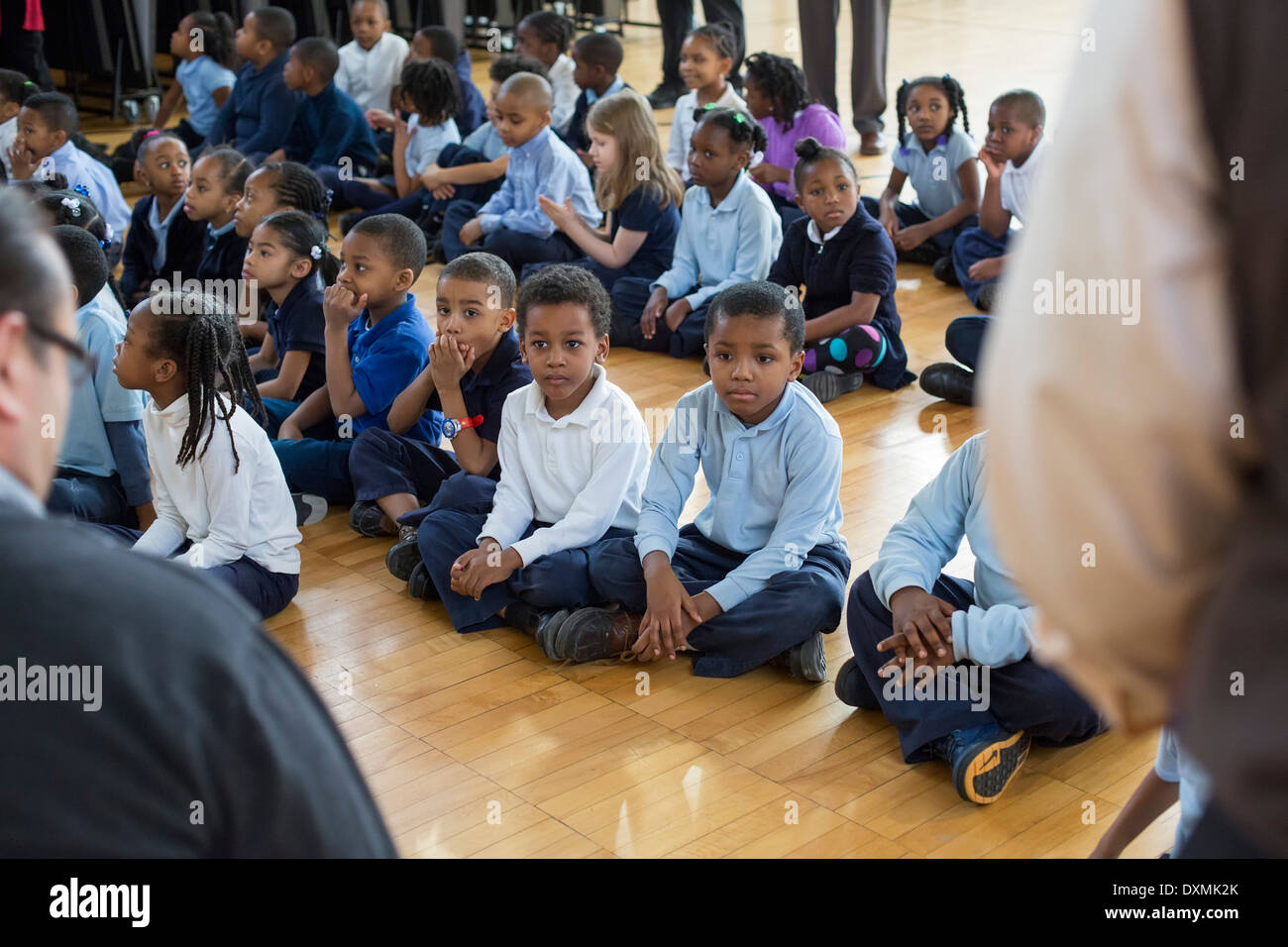 La maternelle et les premières élèves de l'école élémentaire Chrysler écouter comme un livre pour enfants est en lecture. Banque D'Images
