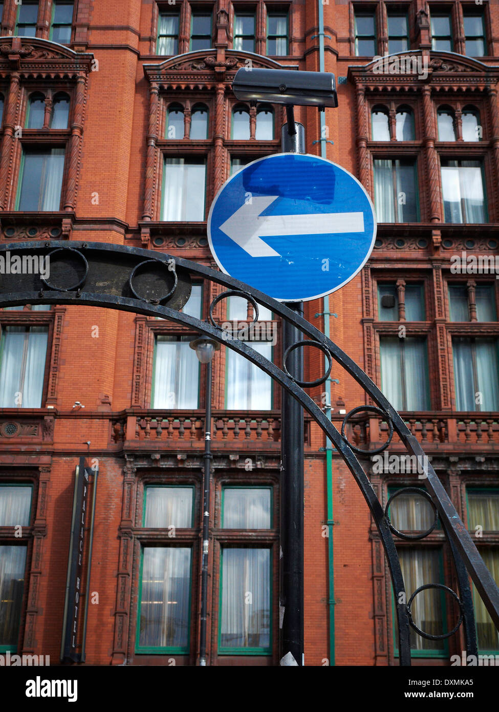 Panneau de circulation tournez à gauche en face du Palace Hotel de Manchester UK Banque D'Images