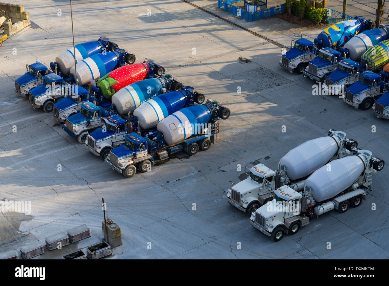 Mélange de ciment, de camions de ciment de l'océan, Vancouver, British Columbia, Canada, Banque D'Images