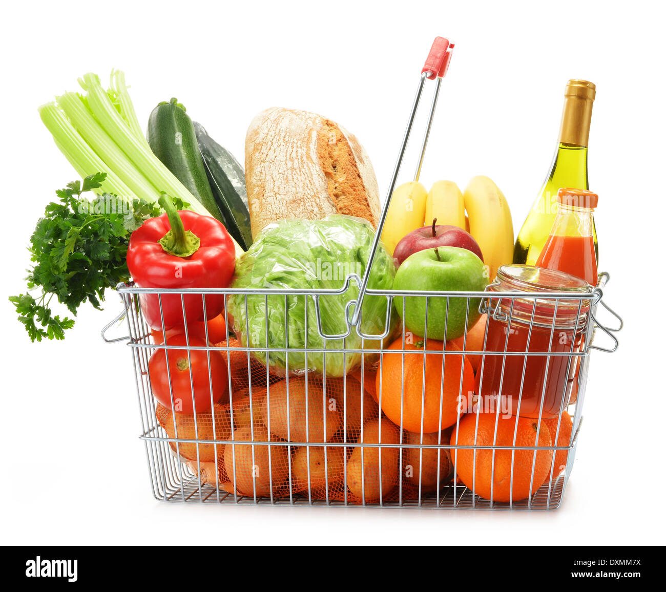 Panier fil avec épicerie isolated on white Banque D'Images