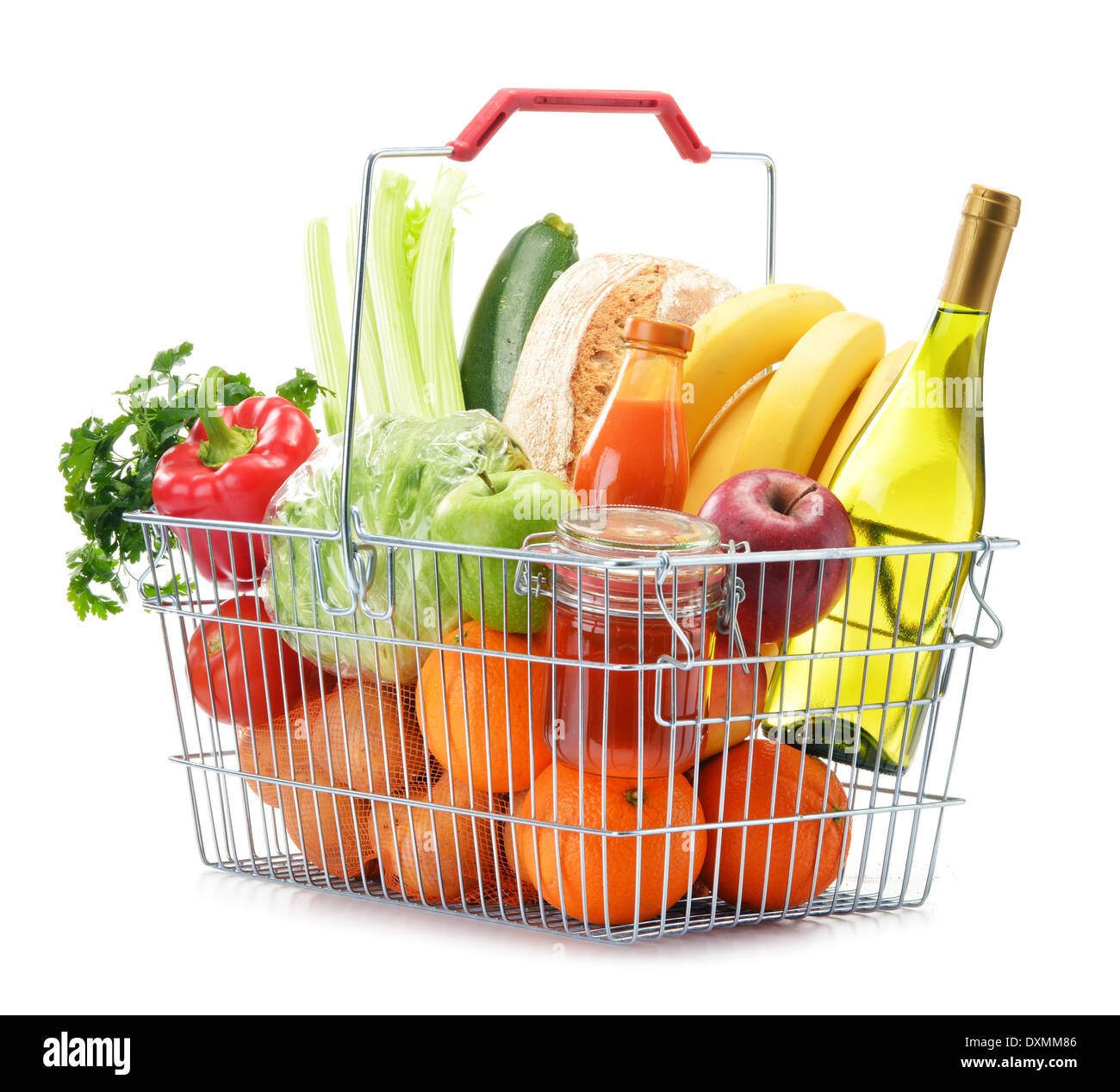Panier fil avec épicerie isolated on white Banque D'Images