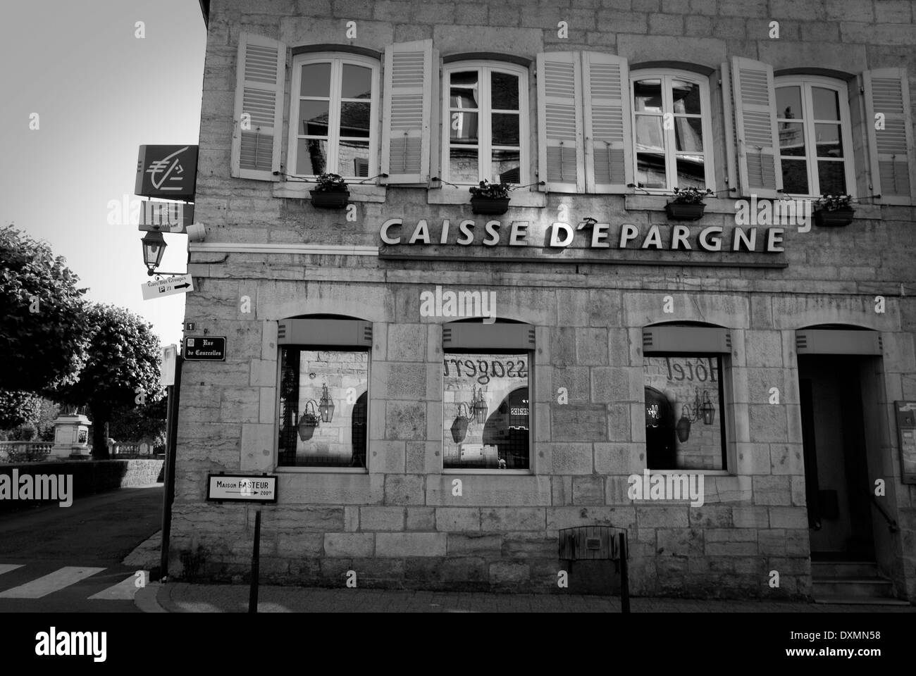 Banque d'épargne dans une petite ville de Provence, France Banque D'Images