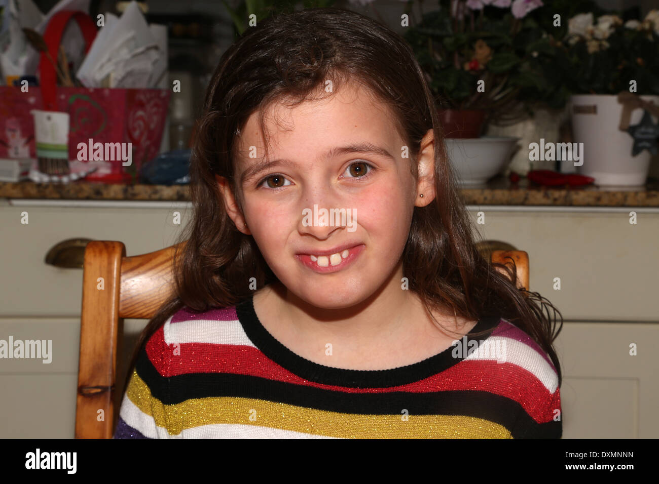 Portrait de 9 ans, fille, souriant de lacune dans ses dents avant l'Angleterre Surrey Banque D'Images