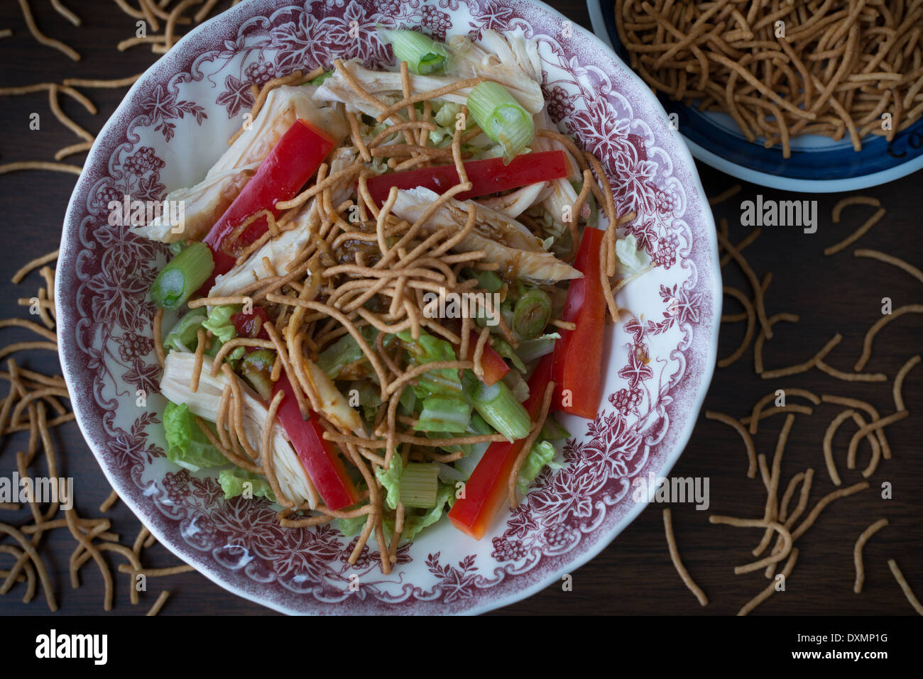 Shanghai salade de poulet nouilles croustillantes Banque D'Images