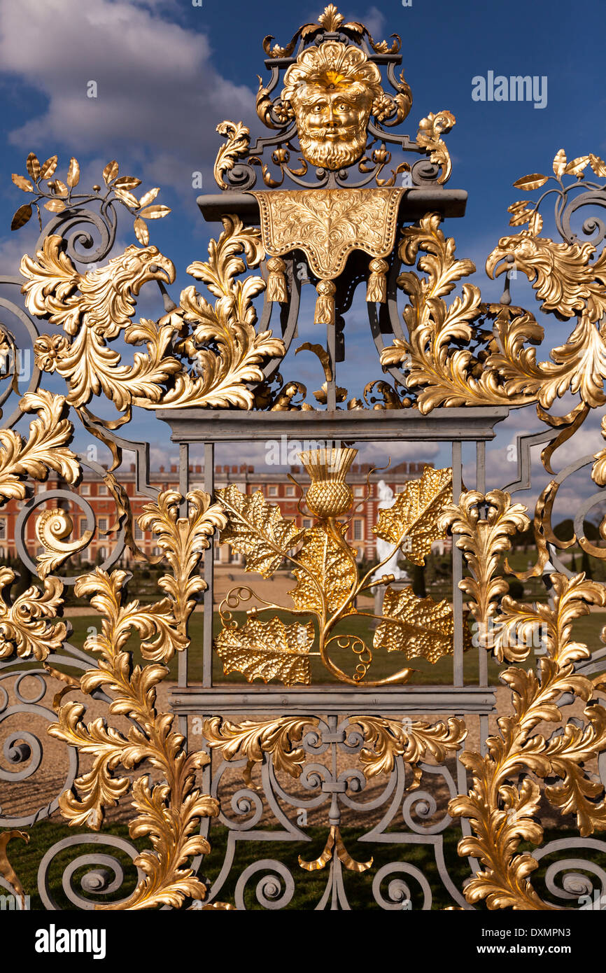 Portes plaquées or à Hampton Court Palace, Angleterre Banque D'Images