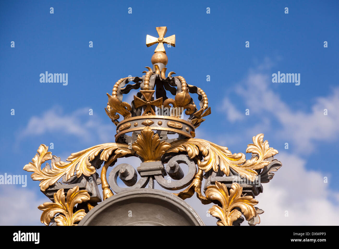 Comme l'ornement de la Couronne sur les portes plaquées or à Hampton Court Palace, Angleterre Banque D'Images