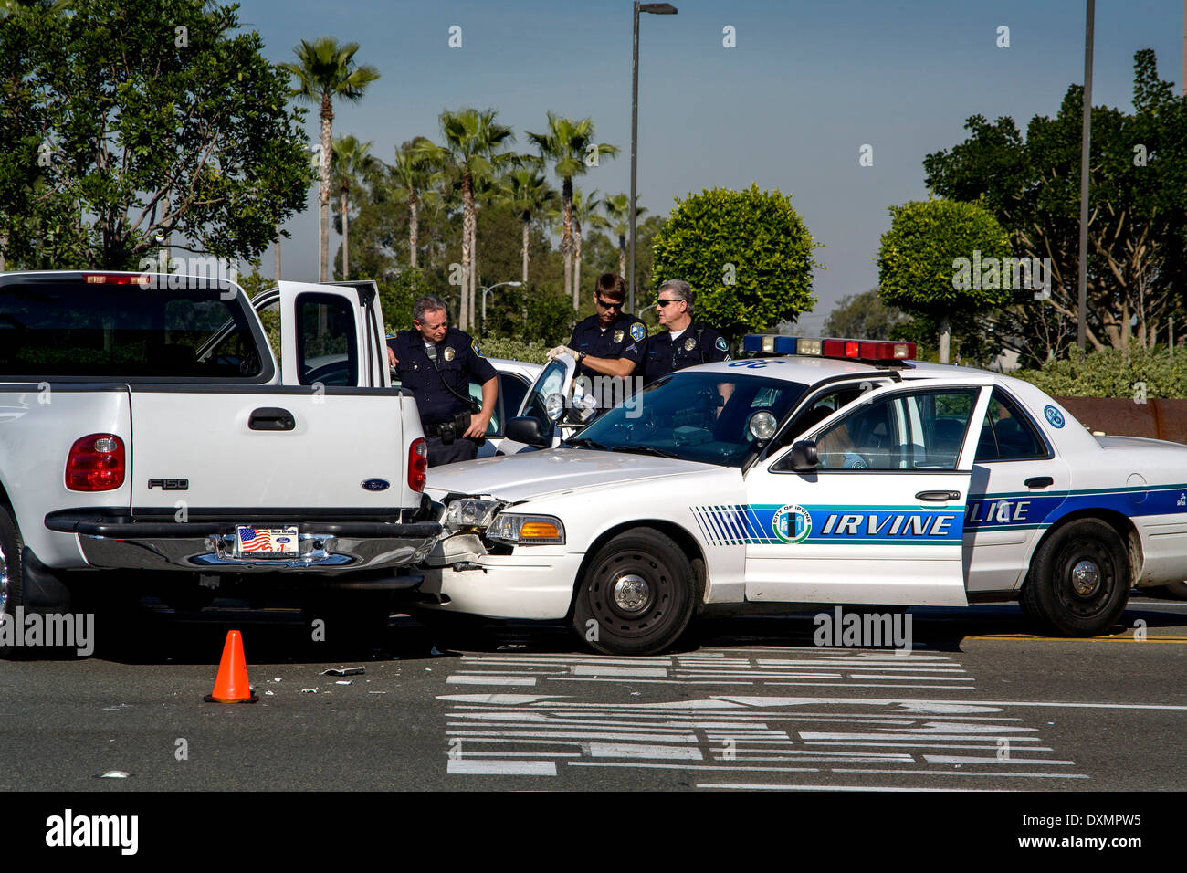 Irvine, CA, de la police d'examiner l'un de leurs voitures de patrouille, il a été utilisé pour la mémoire ram et désactiver un camion utilisé par un suspect de vol s'échappe Banque D'Images