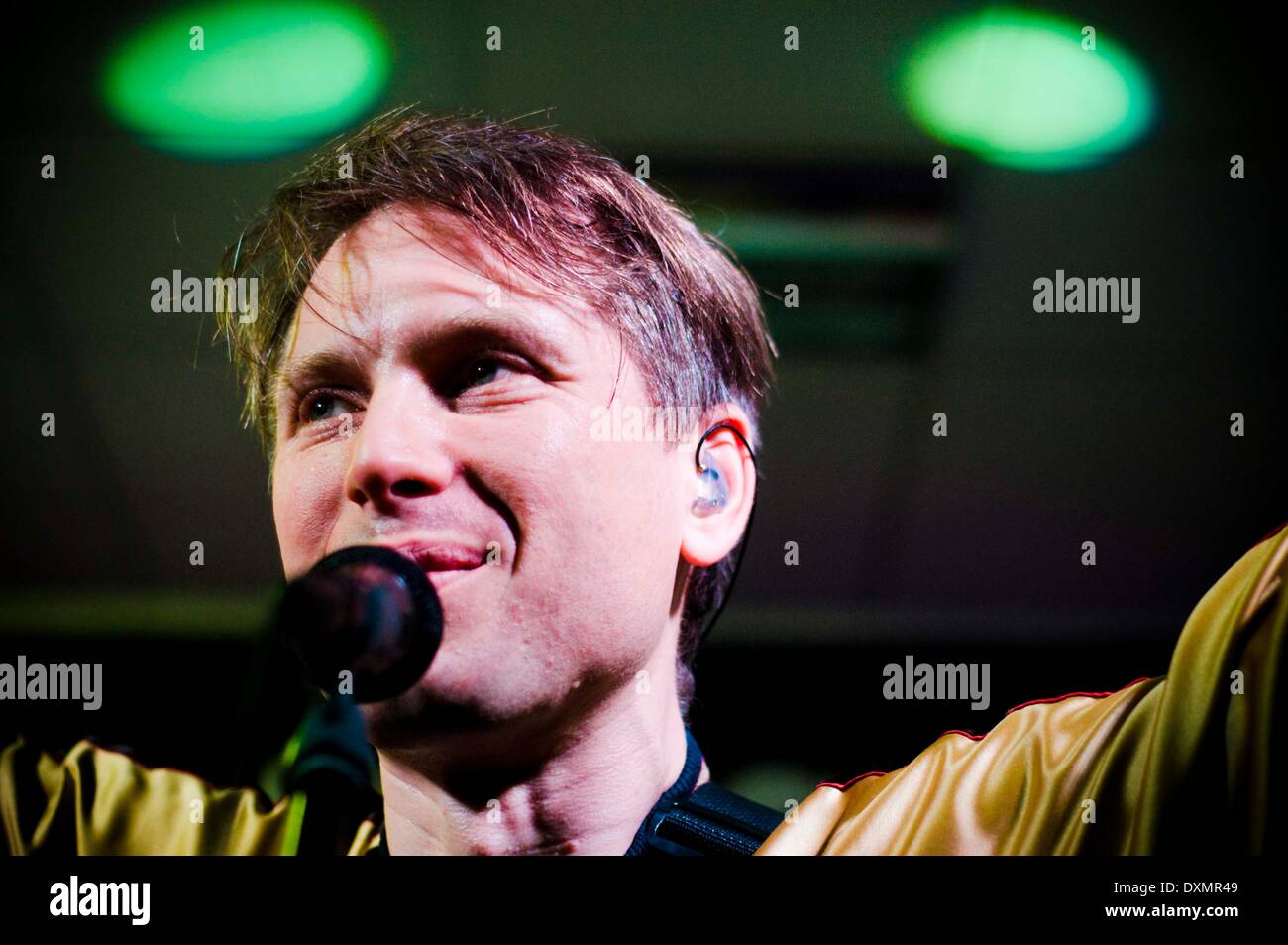 Sunderland, Royaume-Uni. Mar 27, 2014. Franz Ferdinand, Alex Kapranos, le chanteur du groupe joue un concert à venir accueil intime à Sunderland. Le groupe a joué dans Pop cer Ltd, un magasin de disques gérés par bande et le Sunderland Frankie Heartstrings, avant de passer à jouer l'O2 Academy de Newcastle. Crédit : Paul Swinney/Alamy Live News Banque D'Images