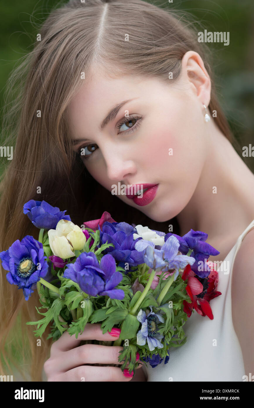 Fille avec bouquet de fleurs sauvages Banque D'Images