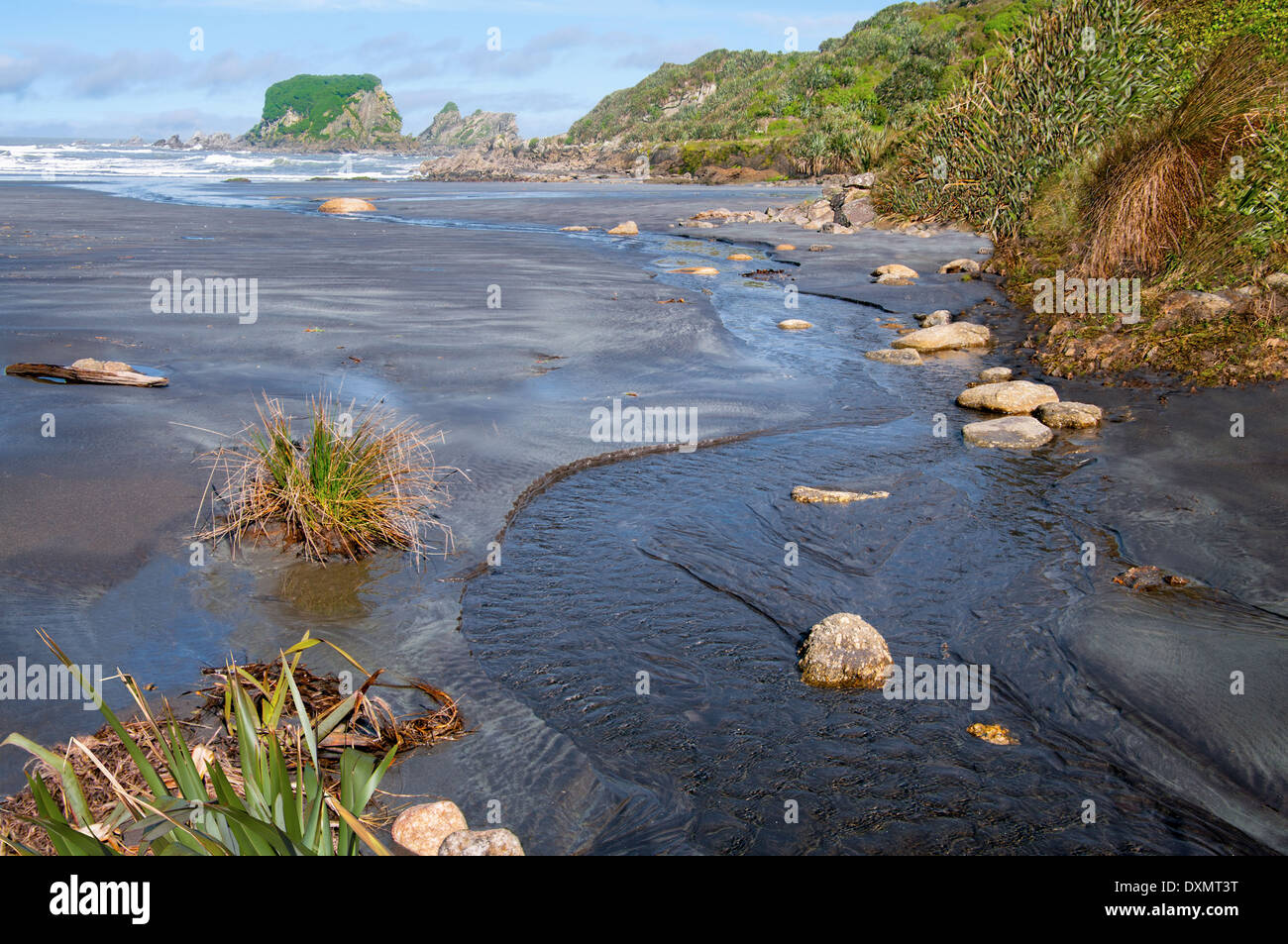 Petit ruisseau qui coule dans la mer Banque D'Images