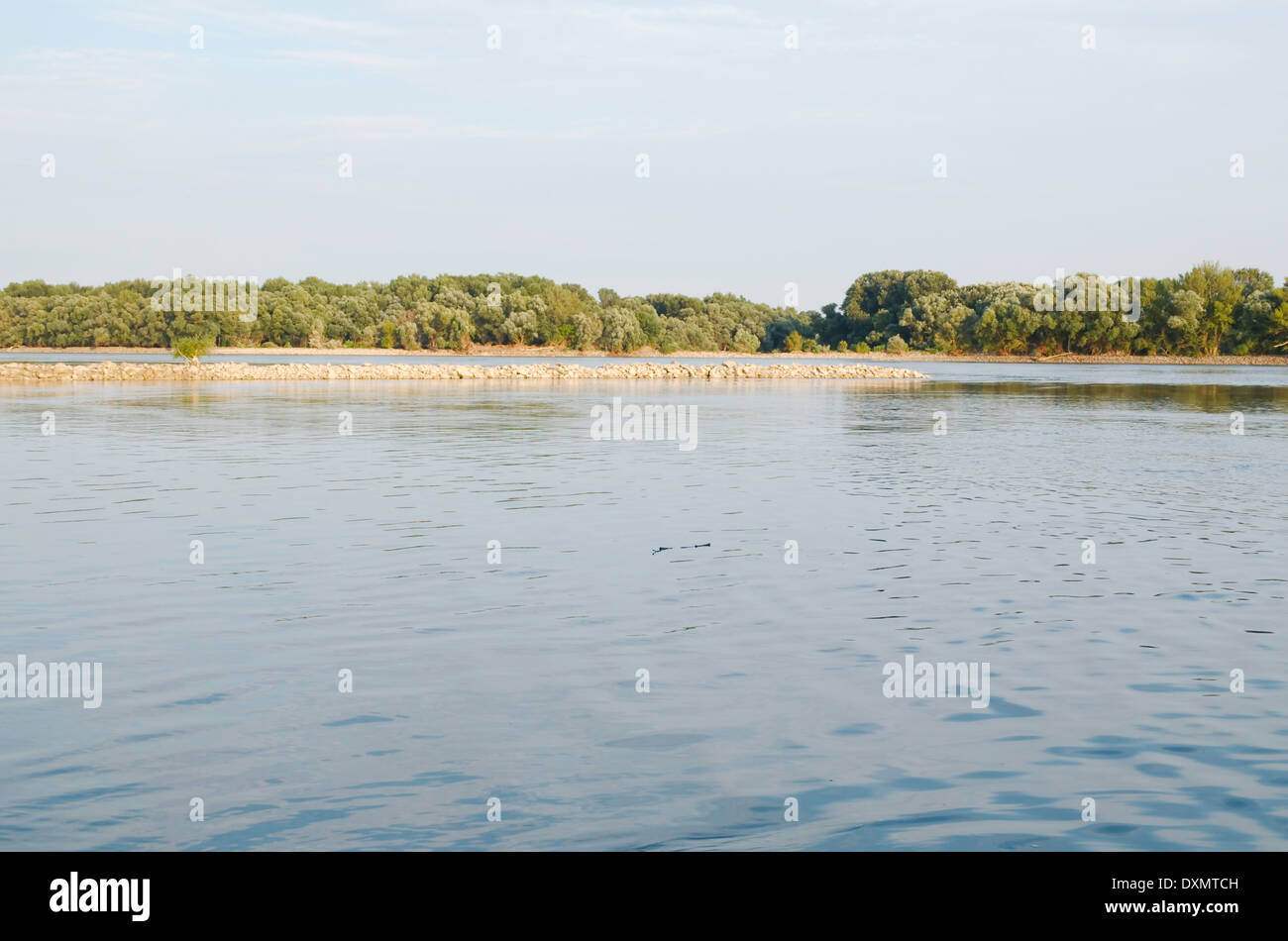 Danube calme au coucher du soleil d'été avec un ciel clair Banque D'Images