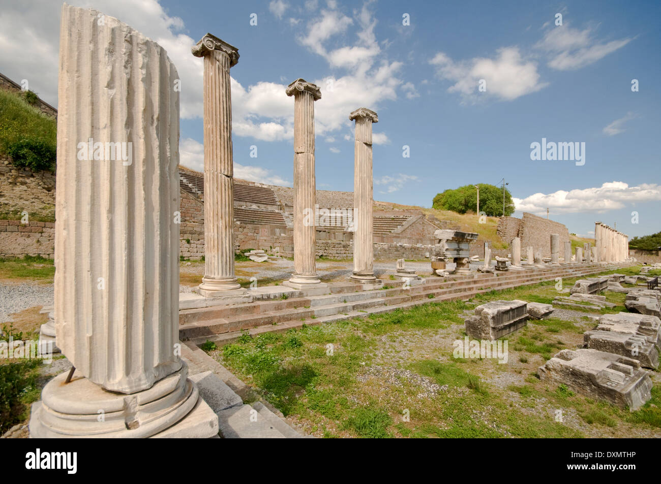 L'Asie, la Turquie, au nord de la mer Égée, Bergama (Pergame initialement 2e siècle AD), Asclepion (Temple d'Asclépios), Stoa Theatre à l'arrière Banque D'Images