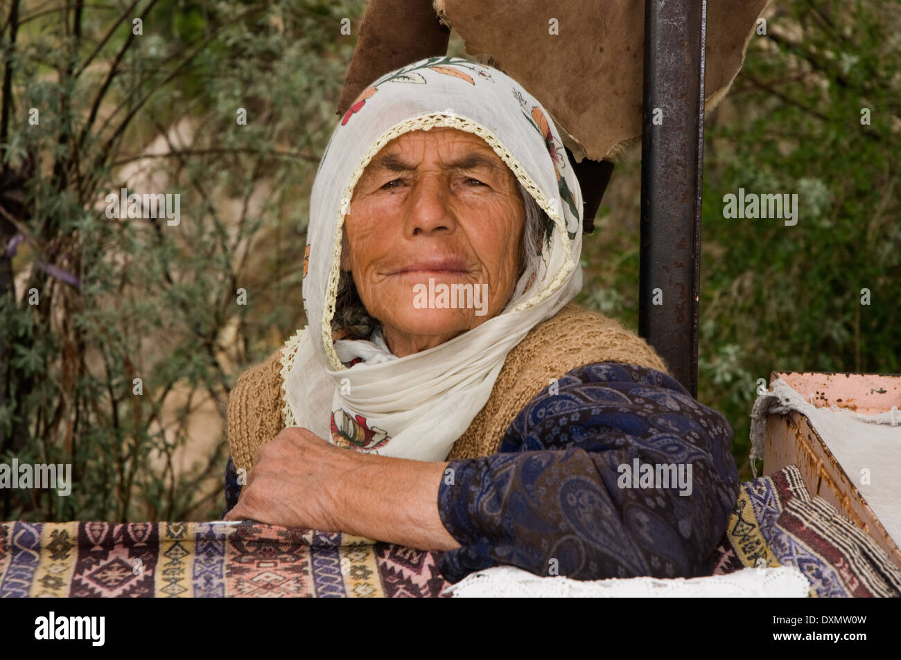 L'Asie, la Turquie, la Cappadoce, Uchisar, vieille femme at market Banque D'Images