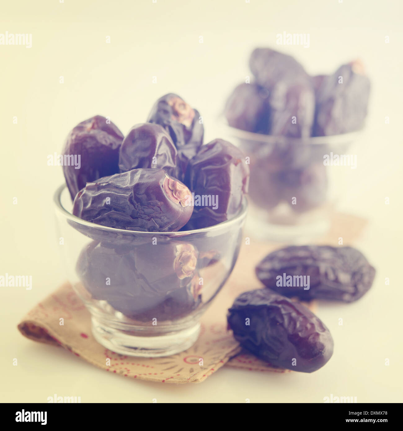 Fruits secs date palm ou kurma, ramadan food qui mangé dans mois de jeûne en effet rétro vintage. Banque D'Images