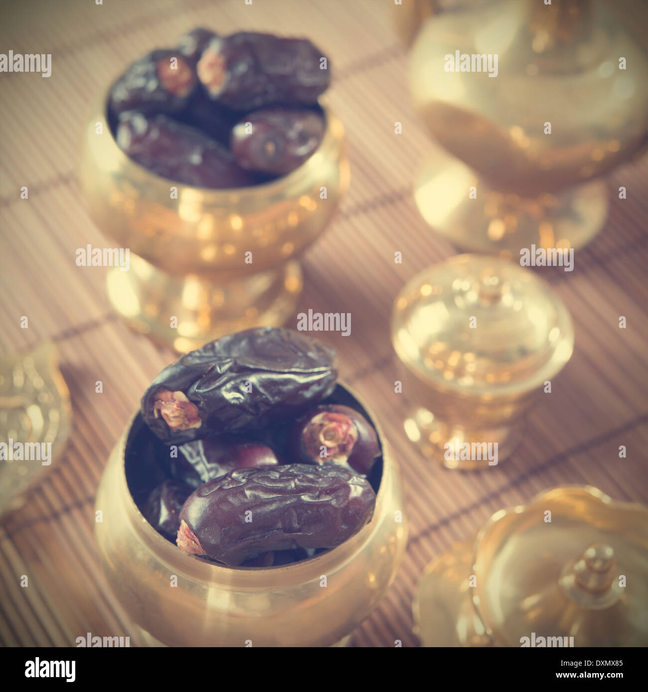 Fruits secs date palm ou kurma, ramadan food qui mangé dans mois de jeûne en effet rétro. Banque D'Images