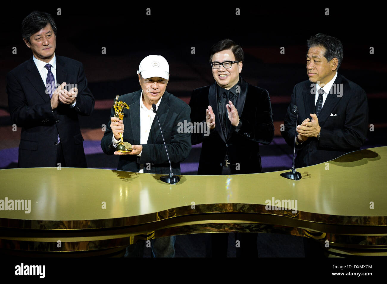 Macao, Chine. Mar 27, 2014. Directeur Hou Hsiao-Hsien (2L) parle après avoir remporté le Prix excellence au cours de l'Asian Film Awards à Macao, Chine du sud, le 27 mars 2014. © KA Kam Cheong/Xinhua/Alamy Live News Banque D'Images