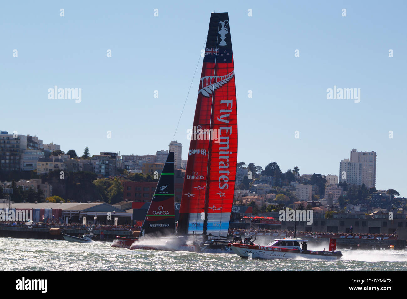 Emirates Team New Zealand skippé par Dean Barker navigue dans la baie de San Francisco au cours de l'America's Cup 2013 San Francisco, Californie. Banque D'Images