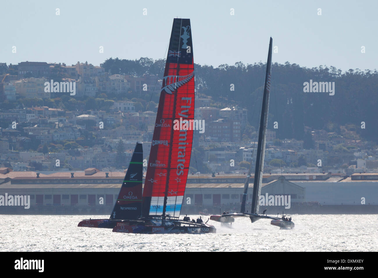 L'équipe Oracle USA skippé par James Spithill et Emirates Team New Zealand skippé par Dean Barker navigue dans la baie de San Francisco au cours de l'America's Cup 2013 San Francisco, Californie. Banque D'Images