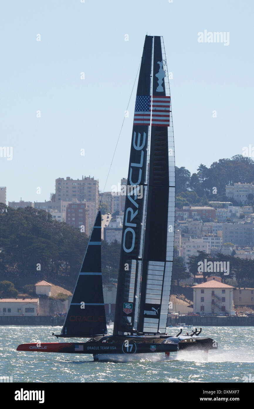 L'équipe Oracle USA skippé par James Spithill voiles dans la baie de San Francisco au cours de l'America's Cup 2013 San Francisco, Californie. Banque D'Images