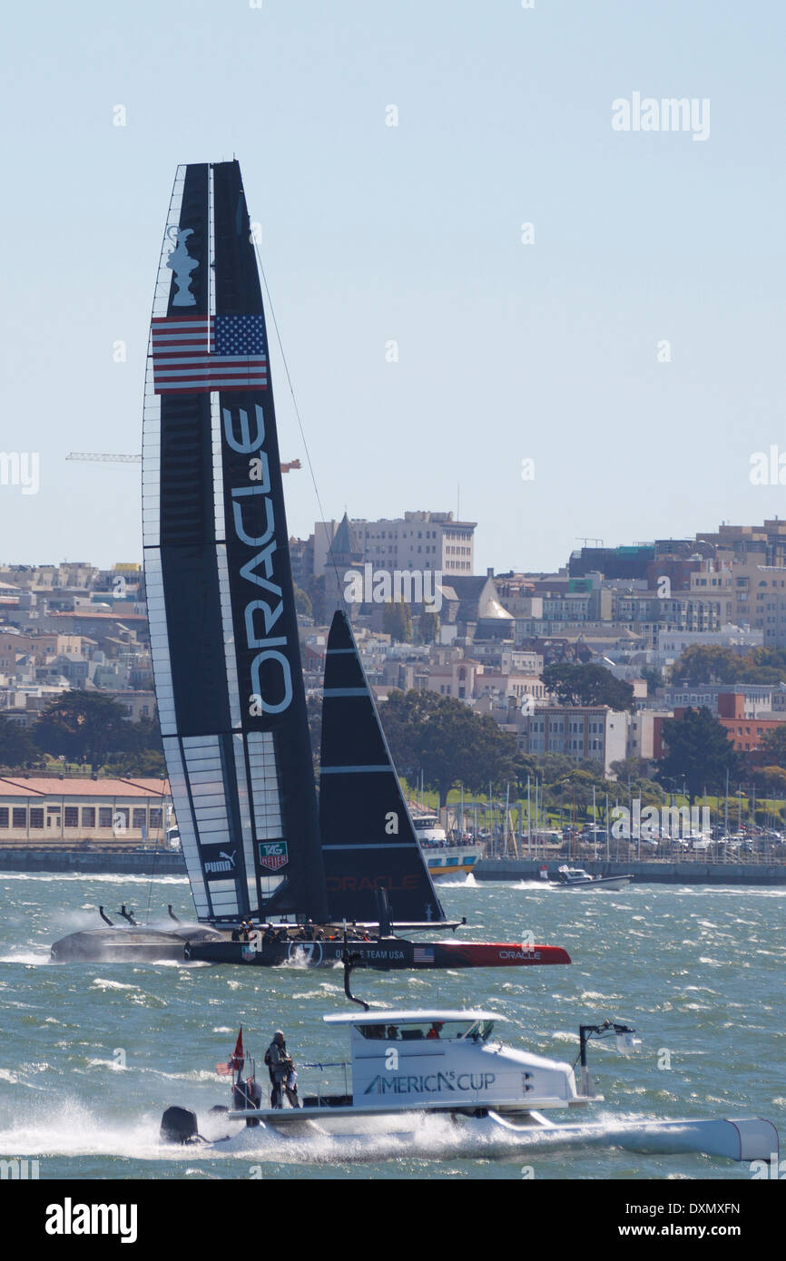 L'équipe Oracle USA skippé par James Spithill voiles dans la baie de San Francisco au cours de l'America's Cup 2013 San Francisco, Californie. Banque D'Images