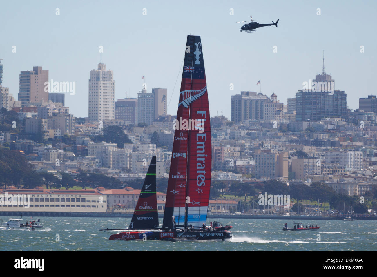 Emirates Team New Zealand skippé par Dean Barker navigue dans la baie de San Francisco au cours de l'America's Cup 2013 San Francisco, Californie. Banque D'Images