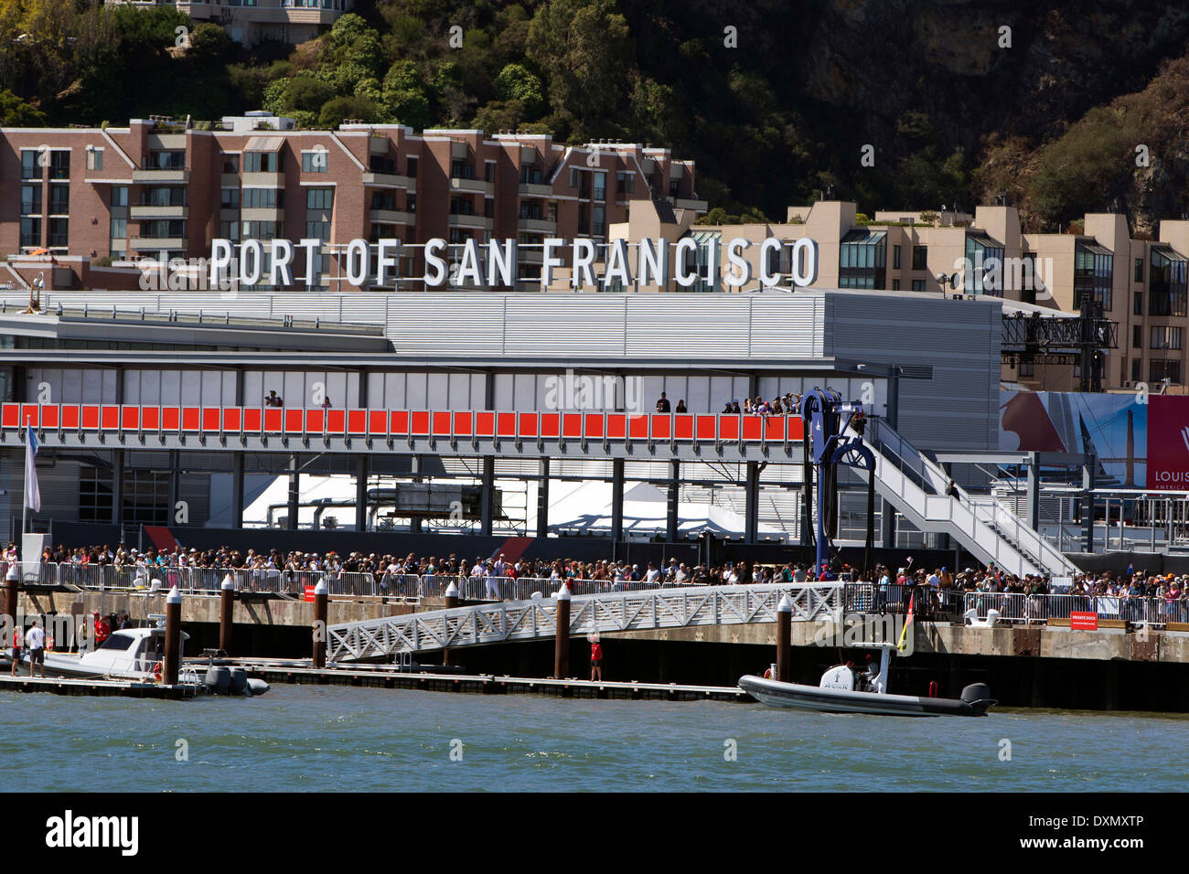 Regarder les gens des courses de bateaux au Port de San Francisco, San Francisco Bay, San Francisco, Californie, États-Unis d'Amérique Banque D'Images