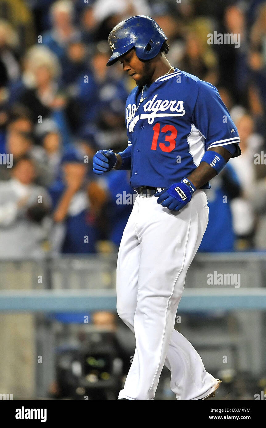 Los Angeles, CA, USA. Mar 27, 2014. L'arrêt-court des Dodgers de Los Angeles, Hanley Ramirez # 13 hits un homerun de marquer dans la 5ème manche de la Ligue Majeure de Baseball pendant la saison d'avant match entre les Los Angeles Angels et les Dodgers de Los Angeles au Dodger Stadium.Louis Lopez/CSM/Alamy Live News Banque D'Images