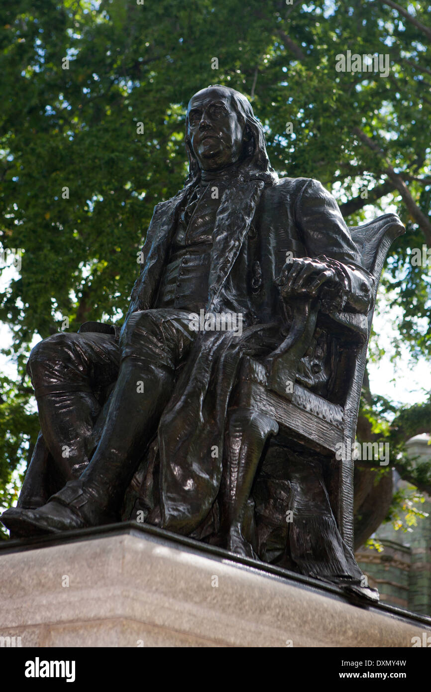 Statue de Benjamin Franklin assis sur une chaise, à l'Université de Pennsylvanie, Philadelphie, Pennsylvanie, États-Unis d'Amérique Banque D'Images
